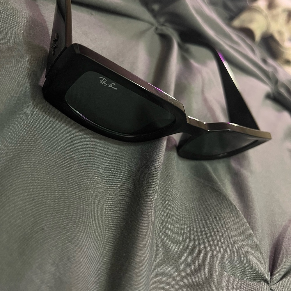 Stylish Ray-Ban Rectangular Sunglasses - image 2